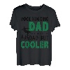 Herren Der Vater umarmt den Felsen wie ein normaler Vater, aber ein coolerer Kletterer T-Shirt