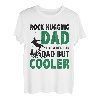 Herren Der Vater umarmt den Felsen wie ein normaler Vater, aber ein coolerer Kletterer T-Shirt