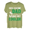 Herren Der Vater umarmt den Felsen wie ein normaler Vater, aber ein coolerer Kletterer T-Shirt